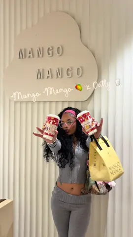 ‘Tis the Season’ Mango Mango x Oatly collab brings you the coziest vibes & sips of the season! ☕️🎄 starting November 21st for a limited time!!! 🗓️💕 @mangomangodessertusa #mangomango #oatly #dessert #nycdessert #nyc 