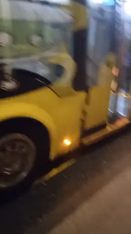 Ja vozača i govna , jebo ga TATICA , proletio mi  stanicu i da mu ja nisam jebo nanu , odveo bi me u Dolinu Cupova .fuuuuuuj ! I eto. vam malo salta ja lijevo , desno gdje sam ja vozio miruju lijepu , slatku , i poglupu.  TATICA niko nije mogao stići niti udariti ;) Eldin Dizdarevic dy.el.dy. THE. MANIACS💙