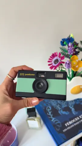 Une idée cadeau par jour 🎁 pendant 30 jours : évidemment on continue la série, on remet le compteur à zéro… et aujourd’hui on se parle de @peeksme - 📸 numérique vintage ! 📸 C’est un petit appareil photo numerique qui imite le rendu des argentiques et appareil photo jetable, sans l’impact écologique et financier du développement des pellicules. 🎞️ Comment l’utiliser ? Rien de plus simple ! 👀 Tu charges l’application sur ton téléphone, tu connectes en un seul clic l’appareil, et ensuite à toi de jouer pour prendre 30 photos ! 📸 Une fois que tu as pris les 30 photos, tu peux développer la pellicule de manière digitale via l’application. Tu auras donc ton rendu sur téléphone, avec la possibilité de les faire imprimer ensuite ! 😍 Tu peux faire des photos en noir et blanc ou en couleur, ils sont en train de développer différents grains, style vintage. ✨👀 Une super idée, cadeau qui t’incite à faire des photos, puisque tu dois réaliser 30 photos avant de découvrir le résultat. Un rendu digital, top, parfait pour partager sur les réseaux sociaux ! ⚠️ Un petit coup de main à prendre : ne pas bouger après avoir pris la photo pendant une seconde, sinon elle sera un peu floue. C’est aussi une super idée cadeau qui te permet de faire des photos et avoir un rendu top sur téléphone, mais justement en laissant ton téléphone dans ton sac pour profiter de l’instant présent ! 🥹🥹