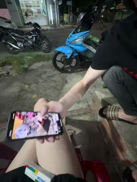 Tham vọng của t không cho phép t chấp nhận sống một cuộc đời tầm thường. Vậy nên dù có vừa đi vừa khóc, t cũng nhất định phải đến được mục tiêu của mình. Giữa 1 thằng tử tế, thực tế, tinh tế và 1 thằng kinh tế. T sẽ chọn 1 thằng xem “vợ là vạn tuế”#yeuthuong 