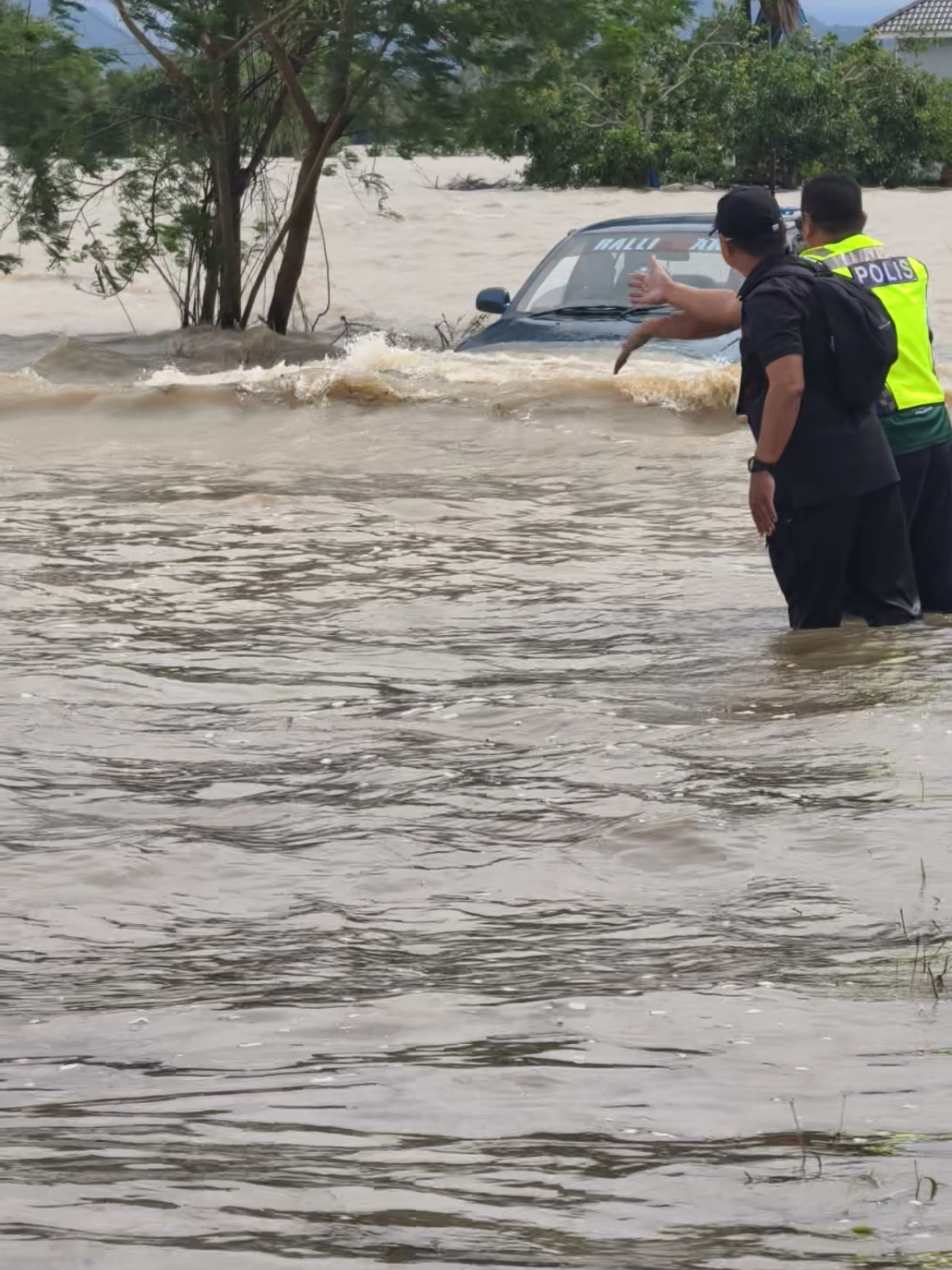 wira redah banjir....katanya awai2 tu x dlm makin ke depan makin lain jadinya...apapun nasihat kami jgn la dibuat lagi mcm ni...risau tengok.... #bah #banjir #perlis 