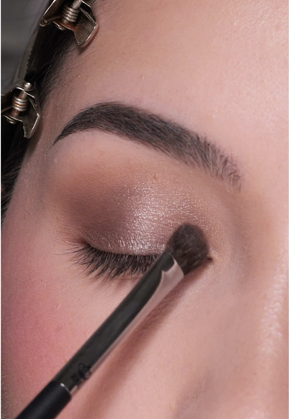 Shimmery winged eyeshadow look using the @Natasha Denona glam palette  #eyeshadow #eyemakeup #natashadenona #softglam #eyemakeuptutorial 