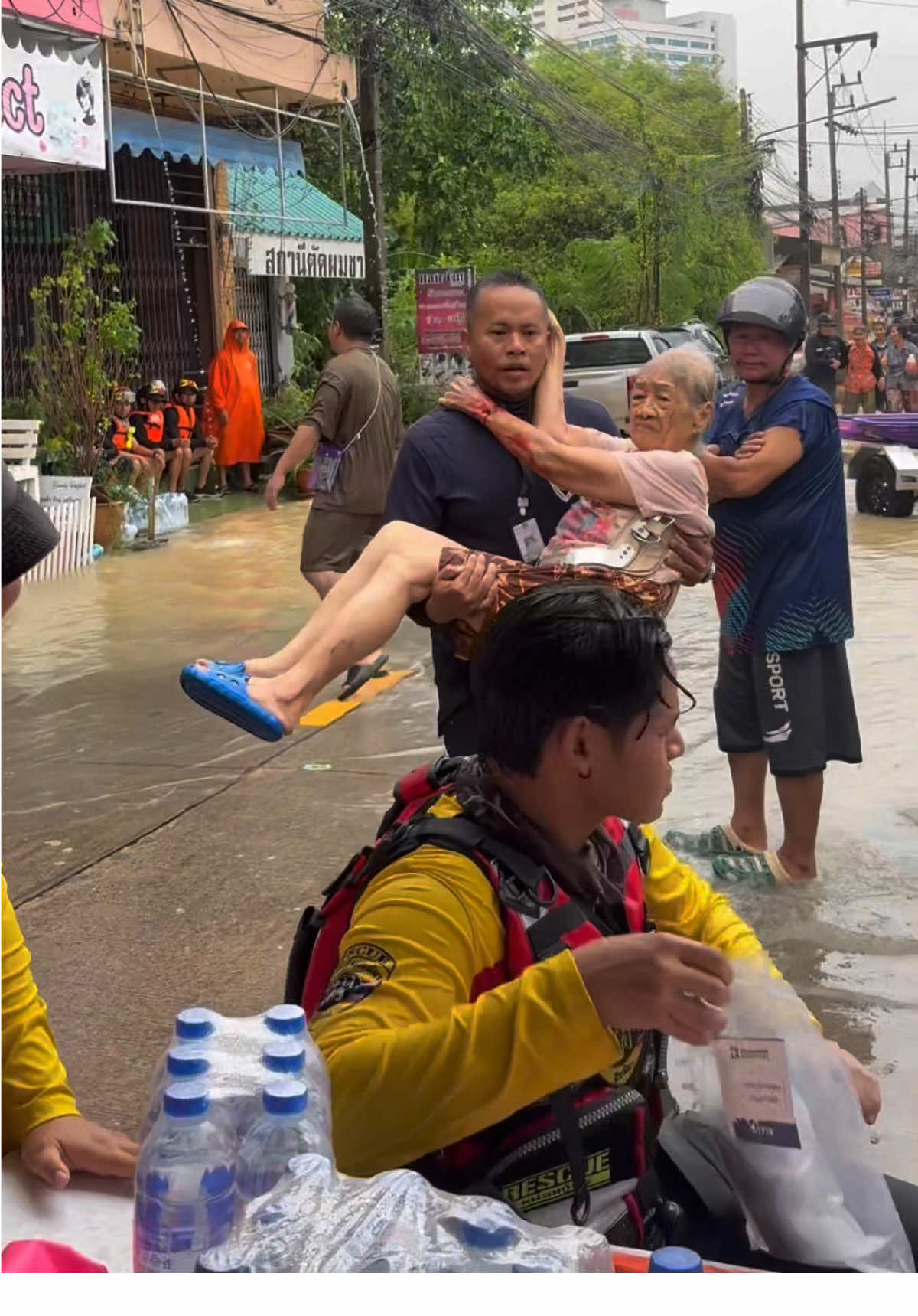 จะร้องแล้ว ด่วน!! ตอนนี้ (1.30 น.)  อ่างเก็บน้ำแก้มลิงล้น รอบที่ 2 น้ำมหาศาลกำลังไหลเข้าหาดใหญ่ รอบนี้เร็วและแรงมากฝ  🙏🏻 ผมกับชาวแม่สอด จังหวัดตาก ขอร่วมส่งกำลังใจให้พี่น้องในพื้นที่ จ.สงขลา จ.ปัตตานี จ.พัทลุงจ.นครศรีธรรมราช จ.นราธิวาส จ.ยะลา จ.สตูล จ.ตรัง ที่ได้รับผลกระทบน้ำท่วม ขอให้ผ่านพ้นวิกฤตโดยเร็ว ผ่านสถานการณ์ไปด้วยความปลอดภัยและขอเป็นกำลังใจให้เจ้าหน้าที่ทุกท่านที่ปฏิบัติหน้าที่ช่วยเหลืออย่างเต็มกำลัง ส่งกำลังใจให้ผู้ประสบภัยทุก ๆ ท่าน  #หาดใหญ่ #น้ำท่วม #จังหวัดภาคใต้ #สงขลา #อุทกภัย