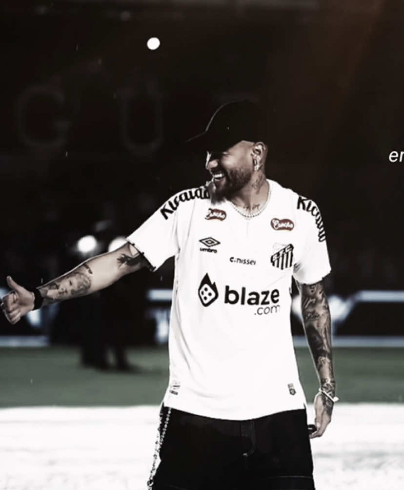 Quando você voltou, eu achei que seria tudo diferente, tanto pro seu lado físico quanto para o nosso peixão. Tá doendo muito ver o seu fim tão melancólico. E o que mais me deixa chateado é ver a situação que o nosso Santastico está e você não poder fazer absolutamente nada. Você é ídolo do Santos e sempre será. Te amamos, Ney. Boa recuperação, meu ídolo e herói. #neymar 