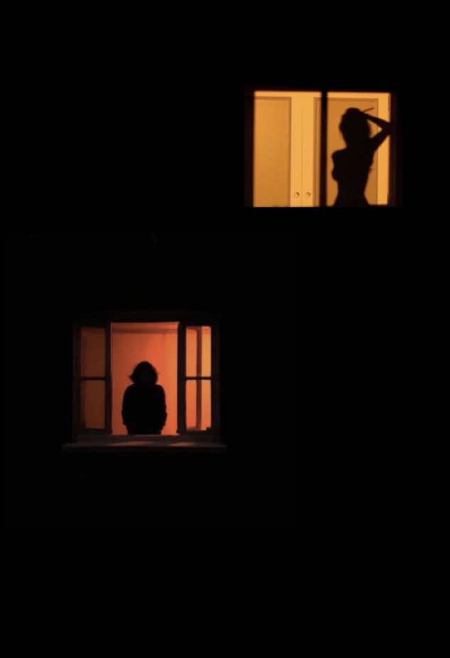 Você não tem “dedo podre”. A verdade é mais séria — e quase ninguém tem coragem de dizer: A nossa geração está fabricando narcisistas. Não é exagero. É diagnóstico. Pela primeira vez na história: • rejeição virou gatilho para virar monstro • ego virou identidade • frieza virou status • vingança virou “autoestima” • performance vale mais que intimidade • vulnerabilidade virou motivo de vergonha Isso não nasce do nada. Isso nasce de feridas. E feridas, quando não reconhecidas, viram defesas. Defesas que depois viram prisões. A maioria não é narcisista estrutural — ela se torna: • por zero educação emocional • por cultura que pune sensibilidade • por traumas não resolvidos • por “gurus” que ensinam ego ao invés de responsabilidade • por redes sociais que premiam quem sente menos Isso tem nome: narcisismo reativo — uma blindagem criada para não sentir. E que, cedo ou tarde, destrói quem tenta amar alguém assim. E quem paga o preço? A mulher que sente. A mulher que ama. A mulher que entrega. Você não atrai isso porque gosta de sofrer. Você atrai porque tem profundidade — e profundidade, sem mapa, vira mira para gente vazia. Quando você entende o seu padrão, tudo muda: • você para de idealizar quem não tem estrutura • identifica narcisistas funcionais antes de se envolver • entende por que ama como ama • se protege sem endurecer • escolhe homens com consciência (raros, mas existem) O problema nunca foi amor. Sempre foi estrutura emocional. O nome da crise é: • narcisismo estrutural • narcisismo adquirido • analfabetismo emocional coletivo Você não precisa navegar isso sozinha. Se quiser enxergar o ponto exato onde tudo começa, meu quiz mostra a ferida emocional que guia seus relacionamentos — e como ela conecta você a esse tipo de homem sem você perceber. Descubra seu padrão. Link na bio. ♟️ Me seguiu, evoluiu.