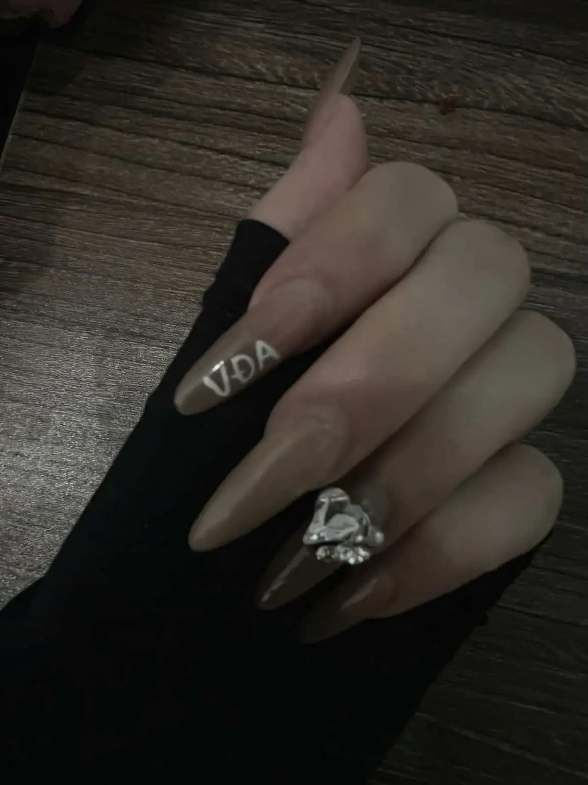 Người duy nhất không cùng máu mủ, nhưng yêu thương bạn đến hết lòng đó chính là người bạn đời của bạn. Cuộc đời này, người sống bên bạn lâu nhất, không phải là bố mẹ và con cái, cũng không phải anh em hay bạn bè, càng không phải là đồng nghiệp hay người yêu, mà chính là người bạn đời. Đấy mới thực sự là người duy nhất chung sống bên bạn suốt đời. Bạn bè, dù có chân thành đến mấy, cũng không thể ở bên bạn mãi mãi. Bố mẹ, dù có tốt đến mấy, cũng không thể sống với bạn cả đời. Con cái, yêu thương là vậy, cũng không thể sống mãi bên cạnh bạn, khi đủ lông , đủ cánh ,chúng vỗ cánh bay đi, để có một cuộc sống riêng. Anh em, dù có là máu mủ ruột thịt thân tình, cũng không thể ở bên bạn mỗi ngày, cũng không thể chăm sóc bạn những khi 