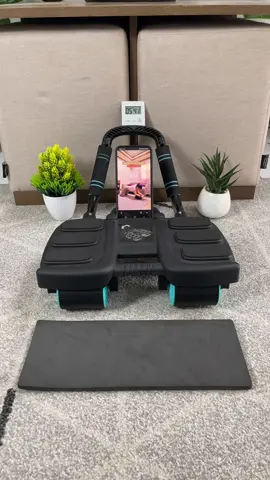 Manfaat ab wheel roller termasuk memperkuat otot inti (perut, punggung bawah, pinggul, dan bahu), meningkatkan postur tubuh, membantu pembakaran lemak, dan mencegah cedera punggung. Alat ini juga dapat meningkatkan stabilitas, keseimbangan, koordinasi, serta otot lengan dan dada. #abroller #abrollerwheel #abrollerworkout #abdominalwheel #abdominalwheelroller 