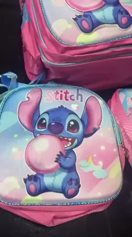Confira Mochila Escolar de rodinha Stitch + Lancheira Térmica + Estojo + 3d com 14% de desconto! Somente R$99,00 - R$189,80. Encontre na Shopee agora  https://s.shopee.com.br/70CbMTDWKL
