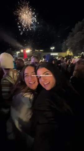 christmas tree lighting ceremony @ the westlake promenade 🎄🎅🏻    #westlakevillage #hallmarkmovies #christmas #holidays #thousandoaks @redorestaurant @visitconejovalley 