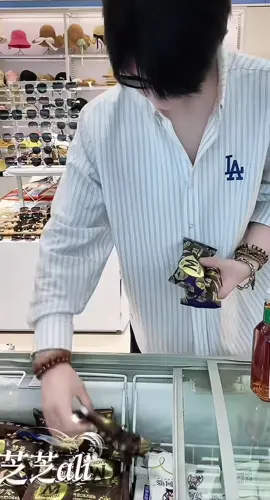 Chen tianxiang mua kem cho fan ở sân bay .. ảnh cưng fan lắm thích là chiều ngay #chentianxiang陈添祥 #xuhuong #trầnthiêmtường 