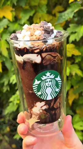 11月26日新発売スタバ新作 スモア チョコレート フラペチーノ（¥690）がエスプレッソを感じさせないチョコレートの甘さと、上のマシュマロクッキーの食感と甘さがめちゃくちゃ美味しい🍫😍💕 おすすめカスタムは 「ミルクチョコスモア極カスタム」 ・インホイップ ・チョコソース追加 ・チョコチップ追加 ミルクチョコレートの 甘さがさらに追加されて チョコチップとマシュマロと クッキーの食感がアクセントで ものすごく美味しい❣️ #スタバ新作 #スモアチョコレートフラペチーノ  #スタバ新作カスタム #スタバ  #starbucks 
