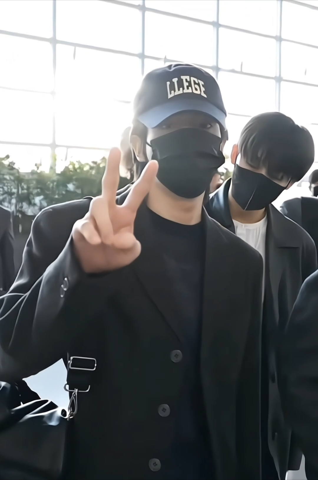 have a safe flight #jake #enhypen <3