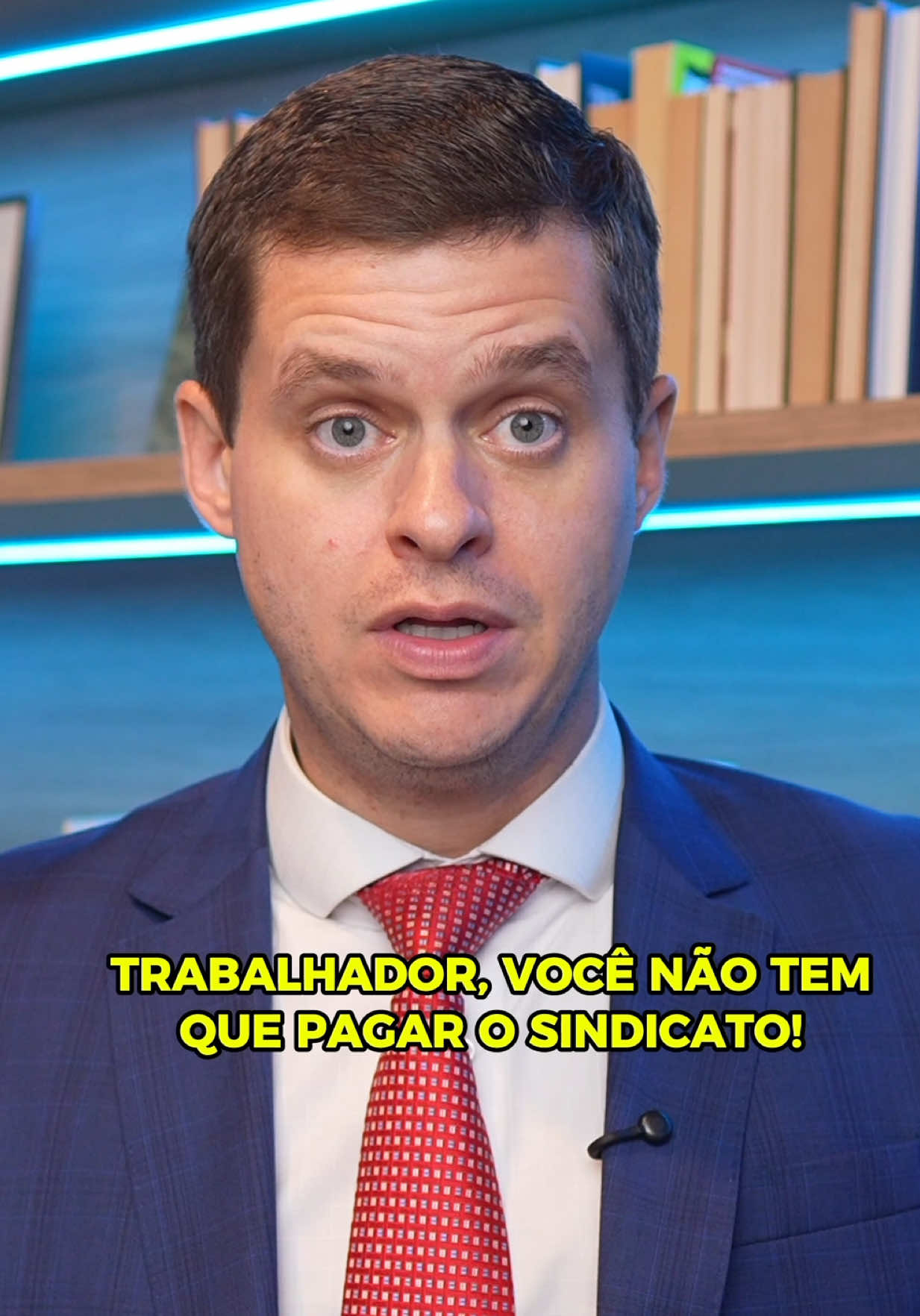 Você sabia que o sindicato não pode te cobrar contribuição de forma retroativa? O STF já tem maioria dos seus ministros entendendo que nenhum sindicato pode exigir valores atrasados de contribuição assistencial, mesmo que o trabalhador não seja filiado ou não tenha apresentado oposição na época. A cobrança retroativa é ilegal porque não pode virar uma forma de punição ao trabalhador. Além disso, o valor da contribuição precisa ser compatível com a capacidade econômica da categoria e não pode ser exagerado. O STF também reforçou que o trabalhador tem o direito de se opor livremente, sem pressão, interferência ou ameaça do sindicato. Se você recebeu boleto, cobrança via mensagem ou desconto sem autorização, isso pode ser ilegal e você pode contestar ou pedir devolução. Você já foi cobrado pelo sindicato de forma retroativa? #advogado #trabalho #trabalhador