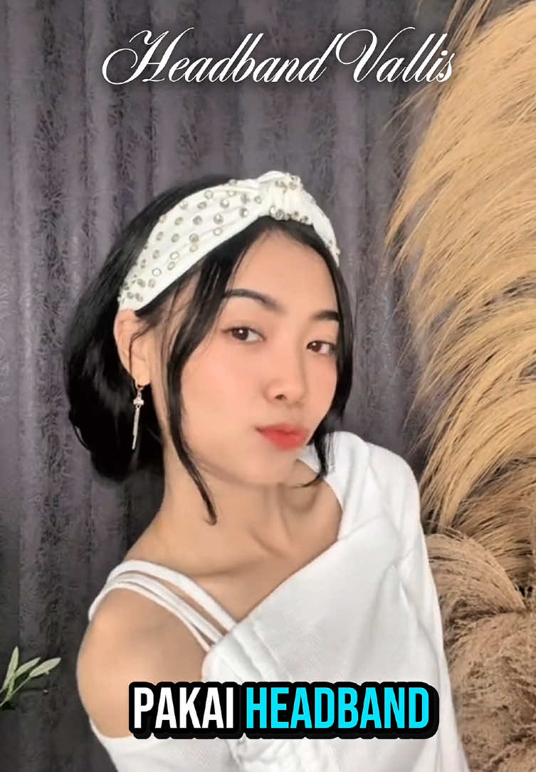 Bosen pake aksesoris yang monoton? Nihh coba deh kamu pake “Headband Valis” model kristalnya full dengan simpul yang ga biasa makin keliatan cantik dengan berbagai gaya rambut kamu ❤️😍  Tunggu apalagi yuk langsung checkout sekarang 🤗👇🏻  #headband #accessories #hairstyles #hairaccessories #hangout 