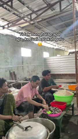 Kami tidak mengharap apa apa kecuali barokah guru kami, semoga teman teman mendapatkan barokah gurunya🤲 #alkhoziny_buduran #santripondok #pesantren #kangmasak #fyppppppppppppppppppppppp 