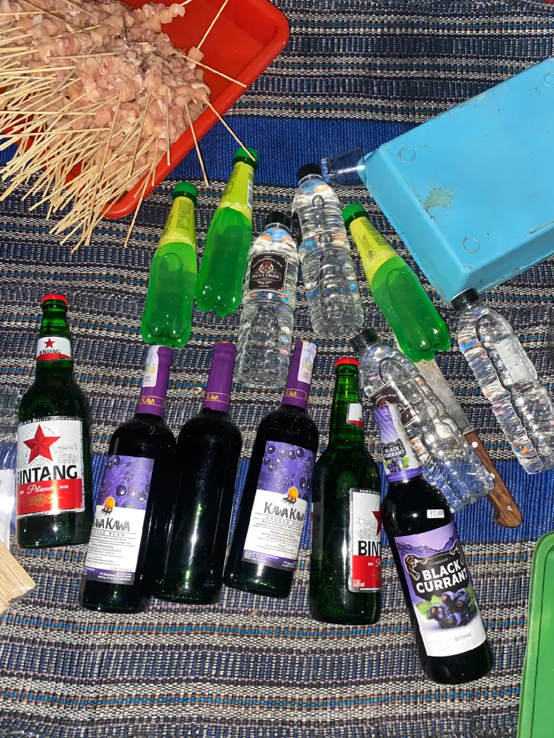 CARA MEMBUAT SEBLAK  Waktu membuat: 15 menit Untuk 2 porsi Bahan-bahan: 1 bawang putih Sebutir telur 1 bawang merah Kerupuk oren mentah secukupnya 1/4 bonggol kol Daun bawang secukupnya 1 kemiri 2 cm kencur 3 cabai rawit Garam dan penyedap Cara membuat: Pertama, haluskan bawang putih dan merah, kemiri, kencur, dan cabai, lalu tumis sampai harum. Lalu, masukan telur, lalu orak arik. Berikutnya, tambahkan satu gelas air, lalu masukan kerupuk oren. Masak sampai kerupuk mengenyal. Selanjutnya, setelah kerupuk matang, tambahkan kol dan daun bawang.  Kemudian, tambahkan garam dan penyedap, koreksi rasa. Seblak siap kamu sajikan.