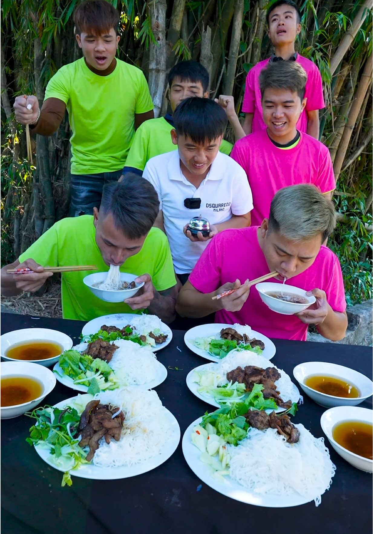 Trò Chơi Thi Ăn Bún Chả Nhanh Nhất Cười Toác Mồm #hungvlog 