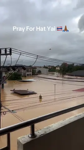 เมื่อวาน เสียงกรี๊ดร้องขอความช่วยเหลือ ฮอส่งถุงยังชีพ พื้นที่ต่ำ ขอบคุณที่ให้กำลังใจคนที่เดือดร้อนกว่า 105 🙏🏾🇹🇭 ชื่นจันทร์ อพาร์ทเม้นท์ Hat Yai is under water  People are asking the government to pay attention to them. They're afraid their homes might be completely flooded. #floods  #thailand #hatyaithailand🇹🇭 #hatyai   #hatyaihotel     