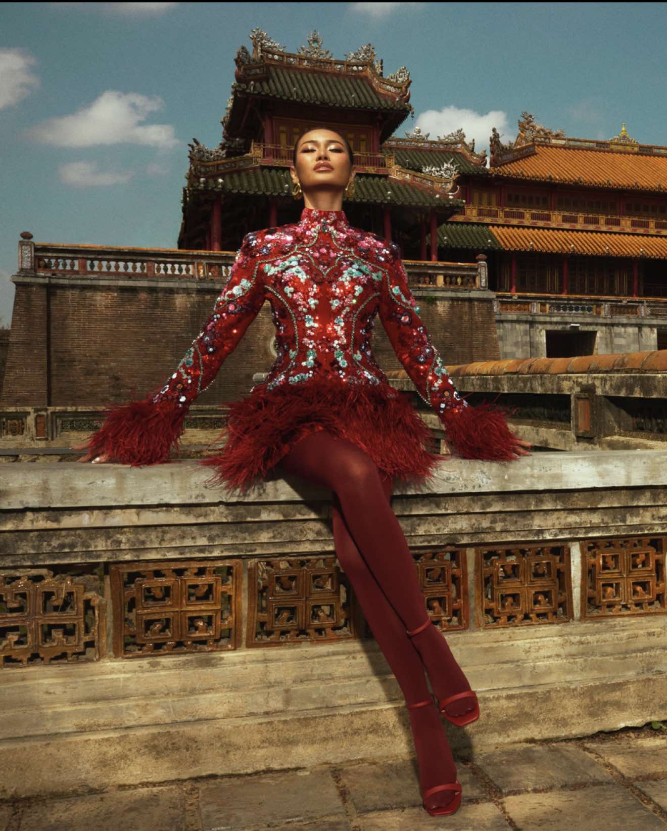 Giữa những mái ngói rêu phong và không khí trầm mặc của cố đô Huế, Á hậu Miss Cosmo Mook viết nên hành trình thị giác đầy cảm xúc cho campaign LE THANH HOA FALL–WINTER 2025.  @finalemook  #MissCosmo #MissCosmo2025 #HelloCosmoFromVietnam #LeThanhHoa #LeThanhHoaFallWinter25 