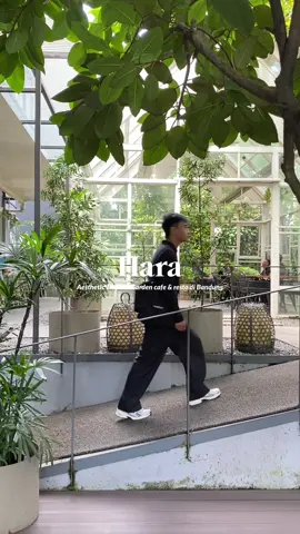 Tropical garden aesthetic minimalis dan di sambut rumah kaca mereka yang iconic. Area indoor dengan beberapa sofa nyaman bikin vibes di sini makin terasa hangat buat interaksi bareng temen, keluarga atau sahabat.  Jangan lupa masukin ke list daftar hangout kalian biar bisa rasakan pengalaman pas mampir ke Hara.  🏡 Hara cafe & resto 📍 Jl. Prof. Dr. Sutami No. 26, Bandung