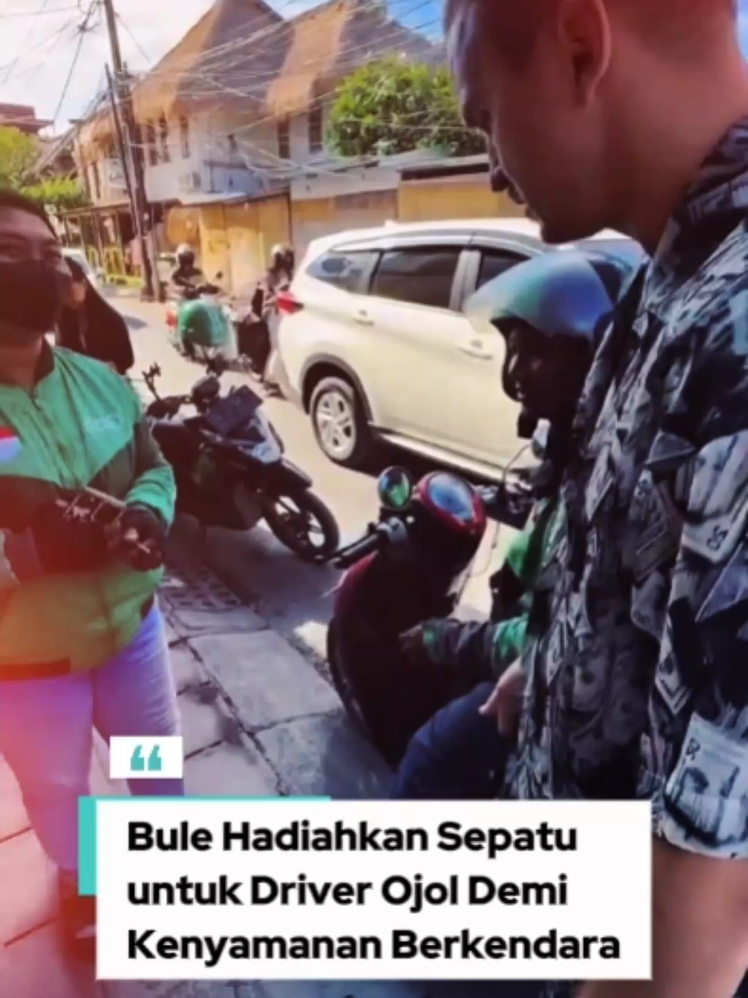 Bule hadiahkan sepatu untuk driver ojol demi kenyamanan berkendara. #ojol #ojoltiktok #grab #gojek #fypp #virall #kisahinspirasi