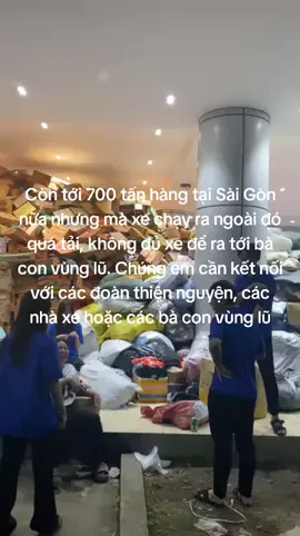 Còn tới 700 tấn hàng tại Sài Gòn nữa nhưng mà xe chạy ra ngoài đó quá tải, không đủ xe để ra tới bà con vùng lũ. Chúng em cần kết nối với các đoàn thiện nguyện, các nhà xe hoặc các bà con vùng lũ