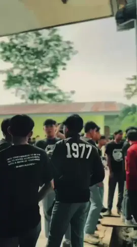 Kami bangga pada keteguhan kalian menghadapi tantangan, kami tumbuh karena ada guru yang terus memandu langkah. Hari ini kami suarakan semangat kami dari tribun sekolah, untuk orang-orang hebat yang setiap hari mengajarkan arti perjuangan. Terima kasih guru, atas kesabaran yang tak ada batasnya, atas ilmu yang tak pernah berhenti mengalir, dan atas ketulusan yang selalu terasa,Kalian mengajarkan kami bukan hanya pelajaran di buku, tetapi juga pelajaran hidup yang membuat kami menjadi pribadi yang lebih baik. Salam hormat dari kami,SMANSAKA CREW.” 🦅🖤 #smansakacrew #lagrandestoria #happyteachersday 