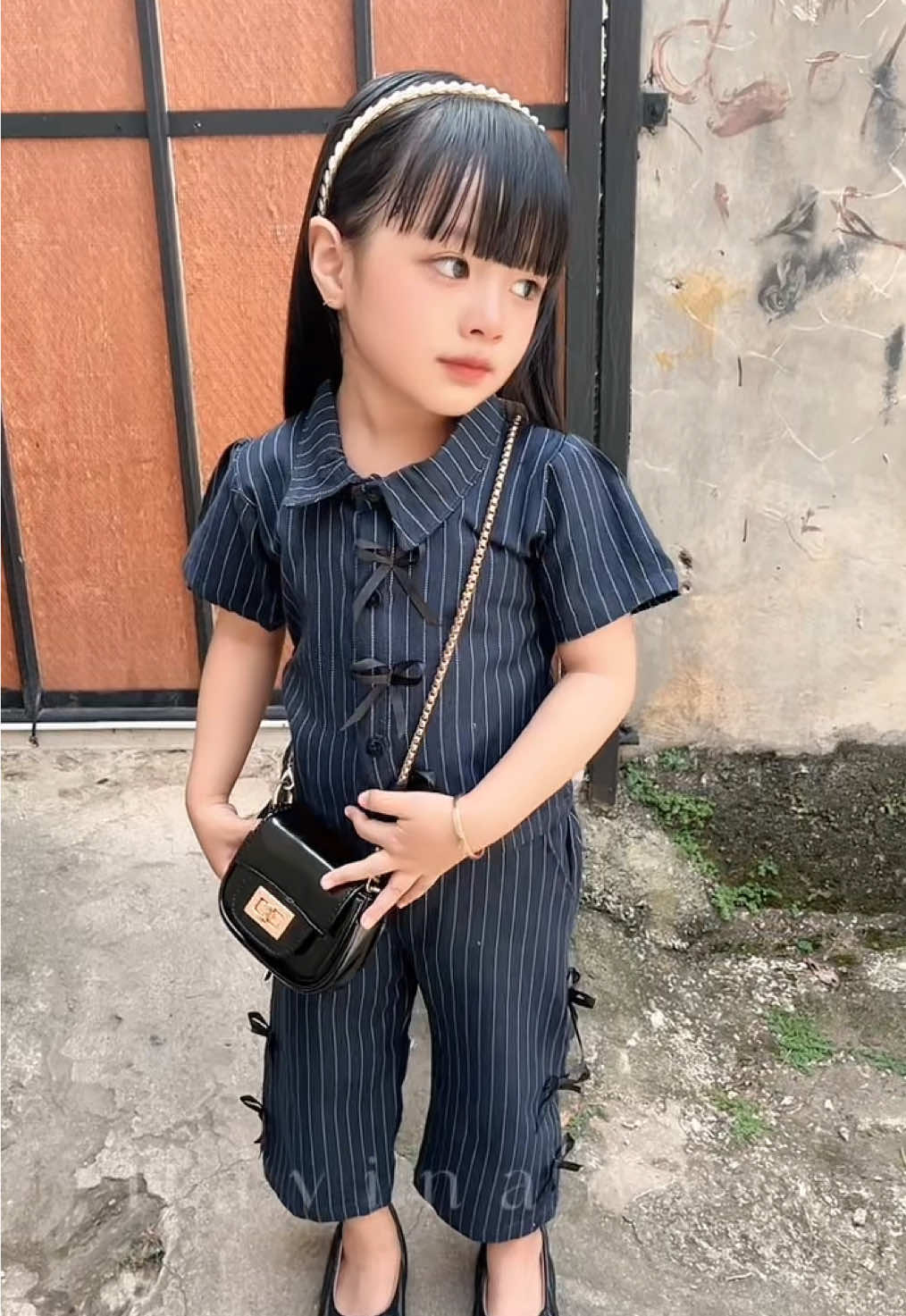 Outfit kemana nihh?? Oneset Lilie motif Salur , Bahan Semiwoll . Ada Pita Pita Nya Gemesh bgt🎀 #onesetanak #stelananaklucu #outfitanakcewek #fashionkids 
