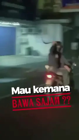 Polres Klaten kembali mengamankan pelaku kejahatan jalanan! Seorang pelajar berinisial DZA ditangkap setelah merusak mobil korban dengan mengayunkan celurit di Jl Jogja-Solo Kebondalem Kidul, Minggu dini hari (23/11/2025). Barang bukti celurit ungu dan sepeda motor yang digunakan turut diamankan sebagai bagian dari proses penyidikan.  #klaten24jam #polresklaten #fyp #lewatberanda 