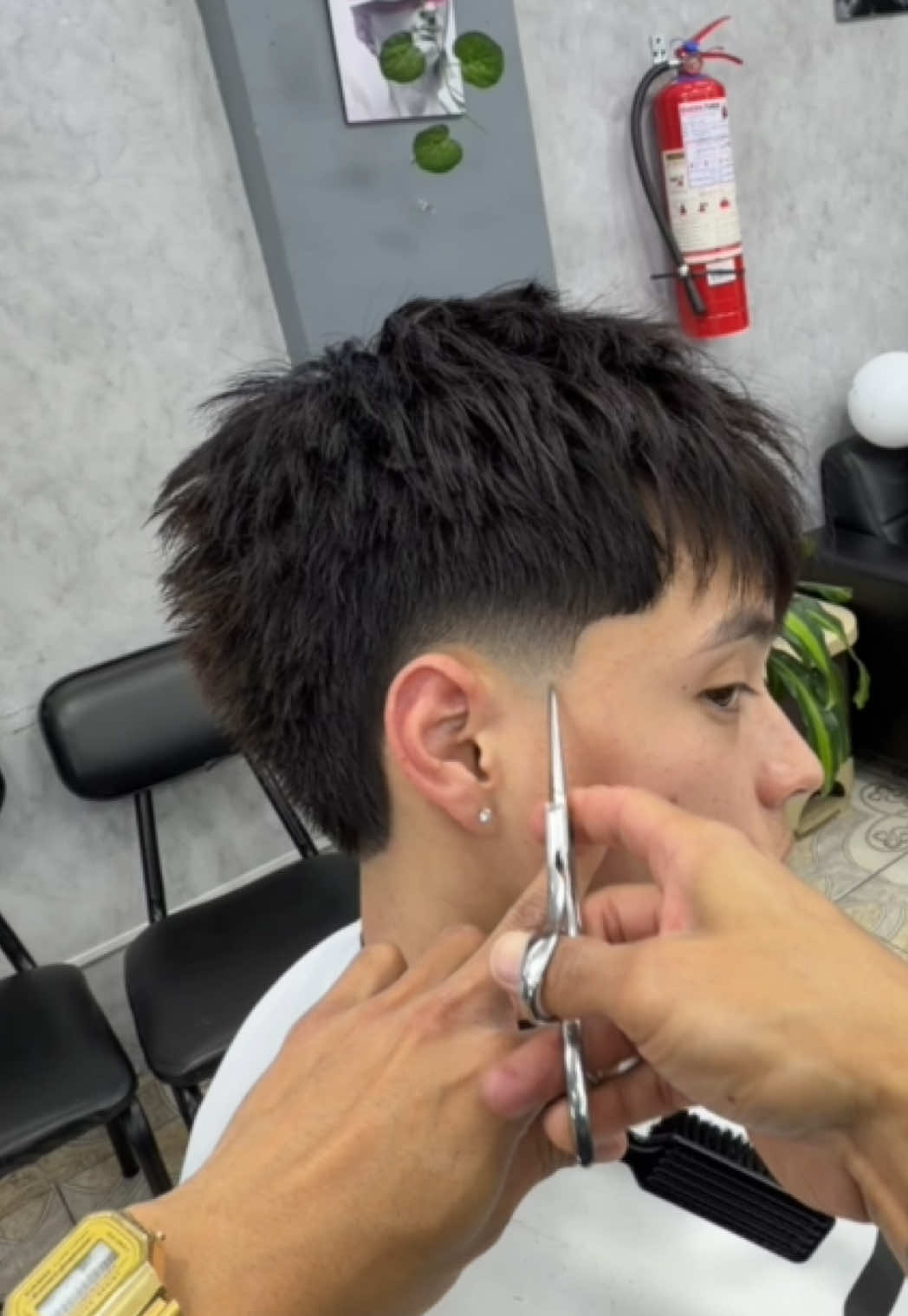 Mullet Moderno , un corte de cabello que está cambiando las reglas del Juego, es una convinacion de Burst Fsde baje con Mullet , se fusionaron y tuvieron un Hijo , Mullet Moderno o el mal llamado Baby Mullet  Este corte de cabello lo hicimos hoy con un cabello súper lacio y Grueso , dándole textura d los laterales y de la parte superior. Suavizamos en la laterales con una técnica de textura muy conocida 😌👌🏽 Un corte de cabello que les gusta a todos los chicos de colegio , para los que no les gusta bajarse mucho y les encanta el aloe Fade Este corte de cabello viene con todo para este 2026 👀🤩 #viral##burstfade#lowfade#taperfade#mulletmoderno