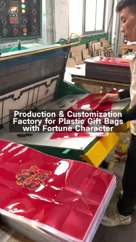 Do you like these red plastic gift bags? They’re festive and perfect for holiday use. If you like them, feel free to reach out to me!#giftbag #giftpackaging #plasticbag #packaging #customization 