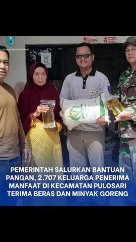 Pemerintah Salurkan Bantuan Pangan, 2.707 Keluarga Penerima Manfaat di Kecamatan Pulosari Terima Beras dan Minyak Goreng Upaya meringankan beban kebutuhan Dasar bahan pokok masyarakat terus digencarkan. Sebanyak 2.707 Keluarga Penerima Manfaat (KPM) di Kecamatan Pulosari, Kabupaten Pandeglang, menerima bantuan pangan berupa beras kualitas medium dan minyak goreng. Pendistribusian bantuan ini dilaksanakan secara serentak di masing-masing Kantor Desa pada Selasa pagi, 25 November 2025, mencakup sembilan desa di wilayah Kecamatan Pulosari. Setiap Keluarga Penerima Manfaat (KPM) mendapatkan paket bantuan untuk alokasi bulan Oktober hingga November 2025, dengan rincian: Beras: 20 Kilogram (kg) kualitas medium dan Minyak Goreng: 4 Liter (L) Pelaksanaan penyaluran bantuan pangan ini dipantau langsung oleh Sekretaris Kecamatan (Sekcam) Pulosari, Indra Irmawan, bersama jajaran Forum Koordinasi Pimpinan Kecamatan (Forkopimkec). Monitoring ini bertujuan untuk memastikan proses distribusi berjalan lancar, tertib, dan tepat sasaran sesuai BNBA. Sekretaris Kecamatan Pulosari, Indra Irmawan, menyampaikan harapannya agar bantuan ini dapat memberikan manfaat bagi masyarakat penerima. 
