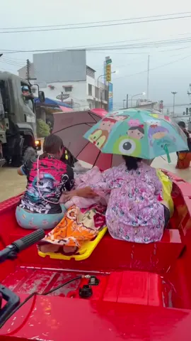 มันเกินความว่าภัยพิบัติน้ำท่วมไปแล้ว 🥹 ขอร่วมส่งกำลังใจ ❤️🙏🏻 ให้พี่น้องในพื้นที่ จ.สงขลา จ.ปัตตานี จ.พัทลุงจ.นครศรีธรรมราช จ.นราธิวาส จ.ยะลา จ.สตูล จ.ตรัง ที่ได้รับผลกระทบน้ำท่วม ขอให้ผ่านพ้นวิกฤตโดยเร็ว ผ่านสถานการณ์ไปด้วยความปลอดภัยและขอเป็นกำลังใจให้เจ้าหน้าที่ทุกท่านที่ปฏิบัติหน้าที่ช่วยเหลืออย่างเต็มกำลัง ส่งกำลังใจให้ผู้ประสบภัยทุก ๆ ท่าน  #หาดใหญ่ #น้ำท่วม #จังหวัดภาคใต้ #สงขลา #อุทกภัย