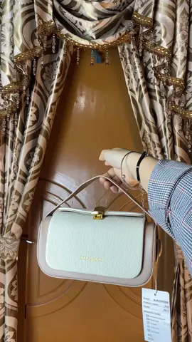 2710. Tas selempang wanita#tas wanita selempang mewah #taswanitaselempangkekinian #taswanitaselempangimpor #tasselempangwanitaeleganimport #tasselempangwanitaelegan #tasselempangwanita #shoulderbagwanita #handbagwanita #taswanitaelegan #taswanitaselempang
