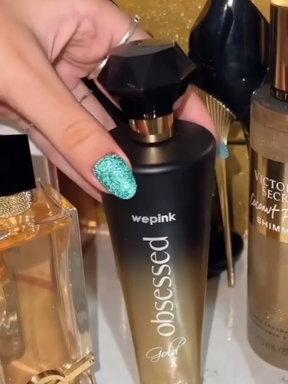 “Gente, olha o que eu achei na Shopee! 😳✨ Esse é o Obsessed Gold da Wepink — perfume com cheiro marcante, doce na medida e fixação absurda! O frasco é lindo e o preço tá MUITO bom. Quer o link? Comenta “GOLD” que eu te envio agora! 💛✨” #perfume  #wepink #cheiroso #mulherdepreso🔓🕊👫💍 #feminina 