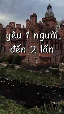 Tình Yêu Thật Sự Bắt Đầu Ở Lần Yêu Thứ Hai Nếu thật sự yêu một người, bạn sẽ yêu họ hai lần. Lần đầu là sự rung động — khi bạn bị thu hút bởi nụ cười, ánh mắt, sự dịu dàng hay chỉ đơn giản là sự hiện diện khiến bạn cảm thấy bình yên hơn. Nhưng lần yêu thứ hai… mới là điều quyết định. Đó là khi bạn nhìn thấy những vết thương họ từng giấu, những điểm chưa hoàn hảo, những nỗi sợ, sự mệt mỏi, hay những mặt tối mà họ chẳng thể che mãi. Nếu lúc ấy bạn vẫn chọn ở lại, vẫn yêu, vẫn bước cùng họ — thì tình yêu đã vượt khỏi cảm xúc bồng bột, để trở thành sự thấu hiểu và bền bỉ. Bởi yêu thật sự không phải yêu phần đẹp đẽ nhất của một người, mà là yêu tất cả con người ấy — kể cả những điều không hoàn hảo mà họ chưa từng đủ can đảm nói ra. #tinhyeu #chualanhtamhon #yeulaitudau #capdoi #podcast 