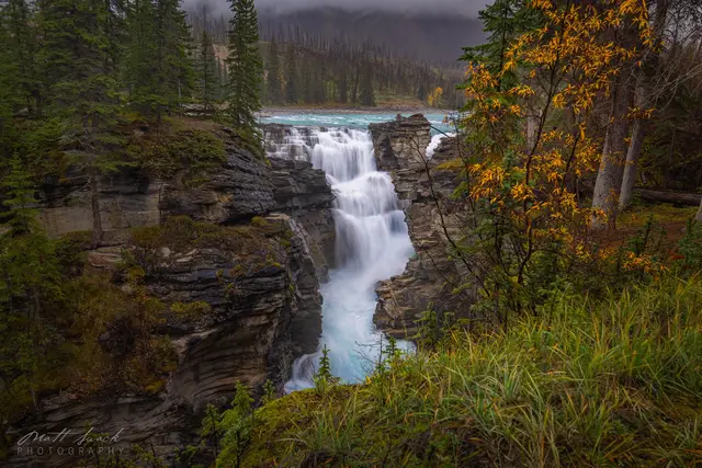 Athabasca Falls is one of those bucket-list waterfalls you just have to see when you’re in Jasper National Park. The falls themselves are incredible, and the surrounding slot canyons and bright blue waters make the whole area feel unreal. It was a cold and rainy day when we visited, but it was amazing all the same 🤩