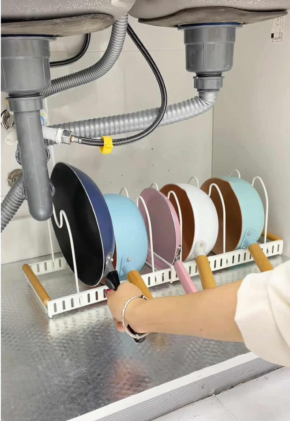 Kệ đựng xoong nồi chia ngăn, dễ lấy dễ dùng #donhabep #kedungnoi #kedungxoongchao 