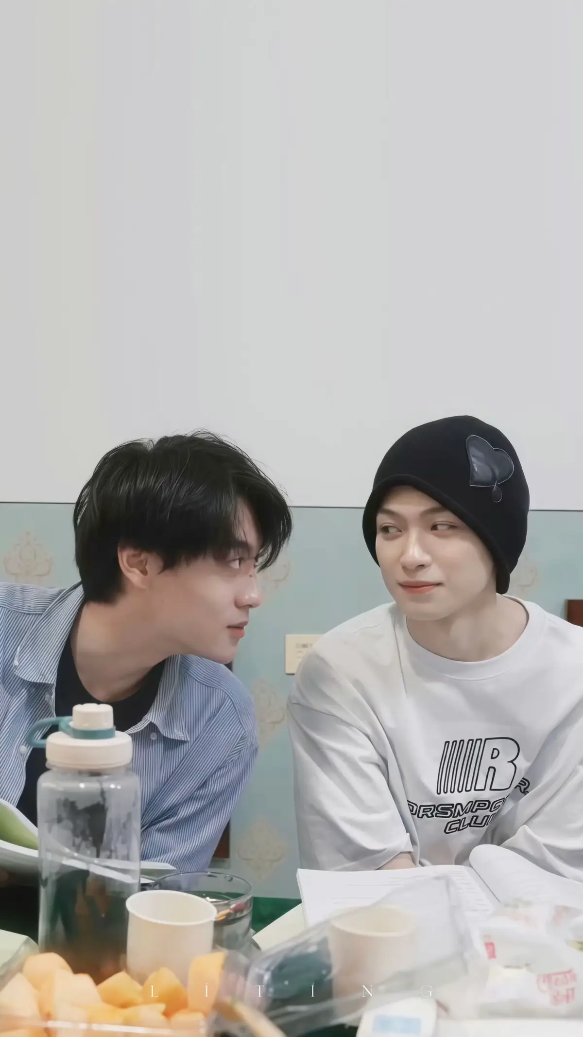 Sw tiếp theo của cha dà chắc sẽ là son môi đó =)) t đợi quá lâu rồi cái môi xinh đẹp đó phải lên ngay con mã son môi , t đã biết brand nào rồi nhma kh nói đc bây giờ vì chưa chắc chắn , tutu thời gian sẽ trả lời . T nói dị đó nhe ai tin thì tin kh thì thôi , sw này t và cô chỉ chờ tuyên là mua luôn chứ kh nhai như bth nữa =))#tianxuning #ziyu #dienhuninh #tudu #rayban @em bé hay cườiiii 