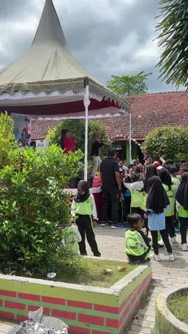 Gak perduli yang lain mau heboh. Yg penting aku sama kamu🤭😂