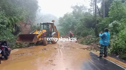 situasai terkini jalan litas pakpak bharat dusun takal lae #jalanlintassumatera #jalanlitasacehmedan #cctvpakpak28 #pakpakbharat #longsor 