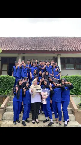 selamat hari guru buat bu berty, terimakasih sudah selalu sabar dan ikhlas menjadi wali kelas kita dan menjadi mengajar kita, semoga sehat selalu bu🤍🤍@Berty #berandatiktok #XTKJ3 #harigurunasional #fyp 