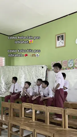 untuk meluruskan,jadi ini lagi foto ijazah dan membawa hp untuk jadi kenang kenangan nanti ya -3 org,tp kdng kek mau di t4mpol🗿 #4upageシ #akunkelass #moots? #lewatberandafyp #fypage 