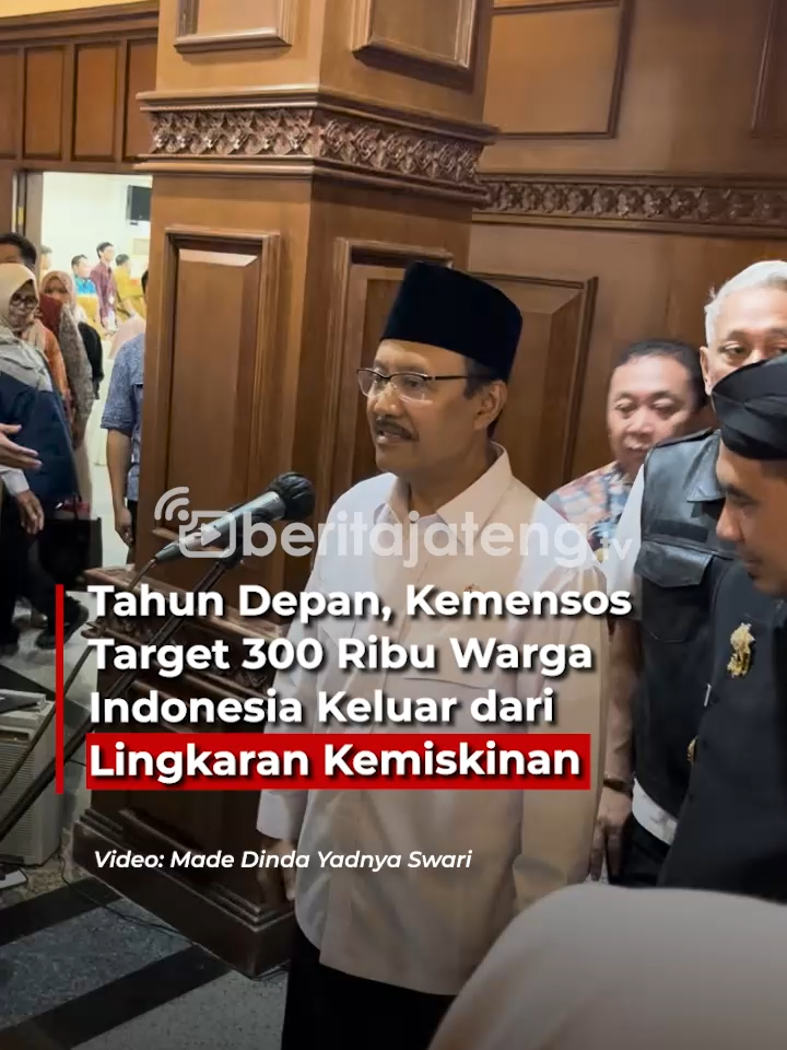 Tahun Depan, Kemensos Target 300 Ribu Warga Indonesia Keluar dari Lingkaran Kemiskinan UPDATE KEBIJAKAN BANSOS RI — DATA AKURAT JADI PRIORITAS Pemerintah melalui Kemensos menegaskan pentingnya akurasi Data Tunggal Sosial Ekonomi Nasional (DTSEN) agar penyaluran bantuan sosial tepat sasaran. Mensos Gus Ipul menyebut pemutakhiran data dan koordinasi dengan daerah, termasuk Pemprov Jateng, terus diperkuat setelah Inpres 4/2025 menugaskan BPS sebagai pengelola DTSEN. Gus Ipul menekankan perlunya komitmen bersama dalam pembaruan data serta memperluas saluran pelaporan publik, mulai aplikasi, call center hingga WhatsApp. Setiap aduan masyarakat, kata dia, wajib ditindaklanjuti melalui verifikasi dan validasi di lapangan. Kemensos juga mencatat ada lebih dari 200 ribu keluarga yang mengajukan reaktivasi bansos, namun baru 70 ribu yang lolos verifikasi. Pemerintah terus memperbaiki data tiap tiga bulan dan menargetkan graduasi kemiskinan mencapai 300 ribu keluarga pada 2026. #beritatiktok #infosemarang #beritaterkini #foryour #jawatengah #beritajateng #beritaviral #semarang #beritahukum #Info #PPP #NU