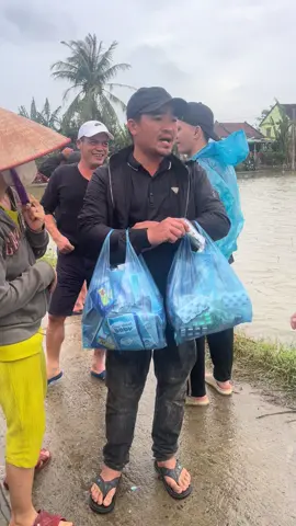 Dễ thương quá,đang đi cứu trợ bà con mà nhiễm mưa nên ghé vào xin miếng hạ sốt luôn #lũlutmientrung 