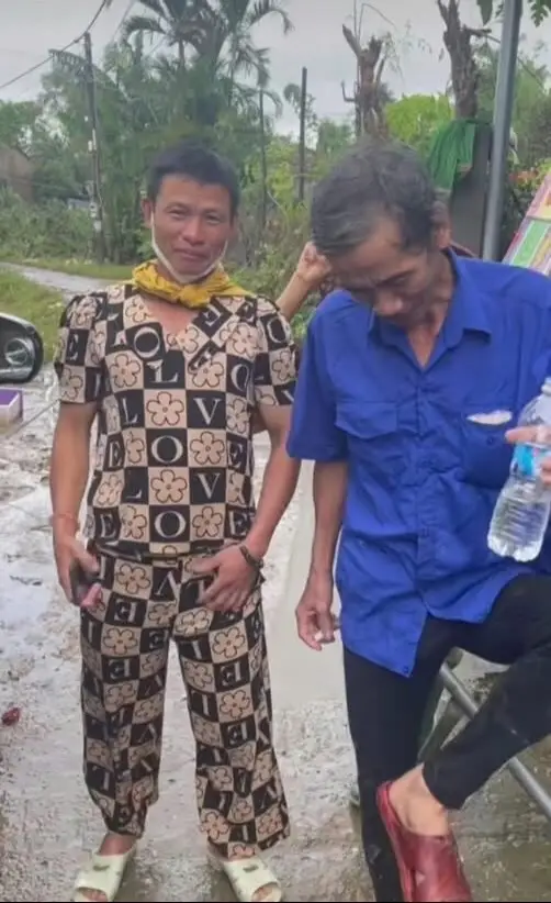 E lướt phở bò sưu tầm được các hottren mùa lũ , vừa thương vừa buồn cười. Thôi tầm này có cái che là tốt rồi mặc vô rồi ta làm việc tiếp 😂 Nguồn: #suutam 