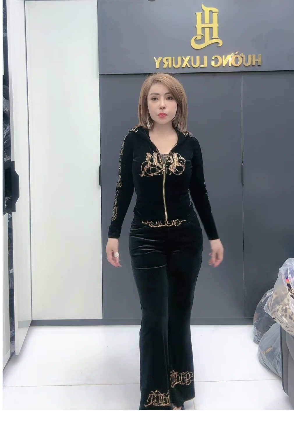 Hẹn hò với nhà Hườngggg thôi các tình yêu ơiii ❤️❤️❤️#livehighlights #fashiontiktok #thoitrangnu #huongluxury #xuhuong 