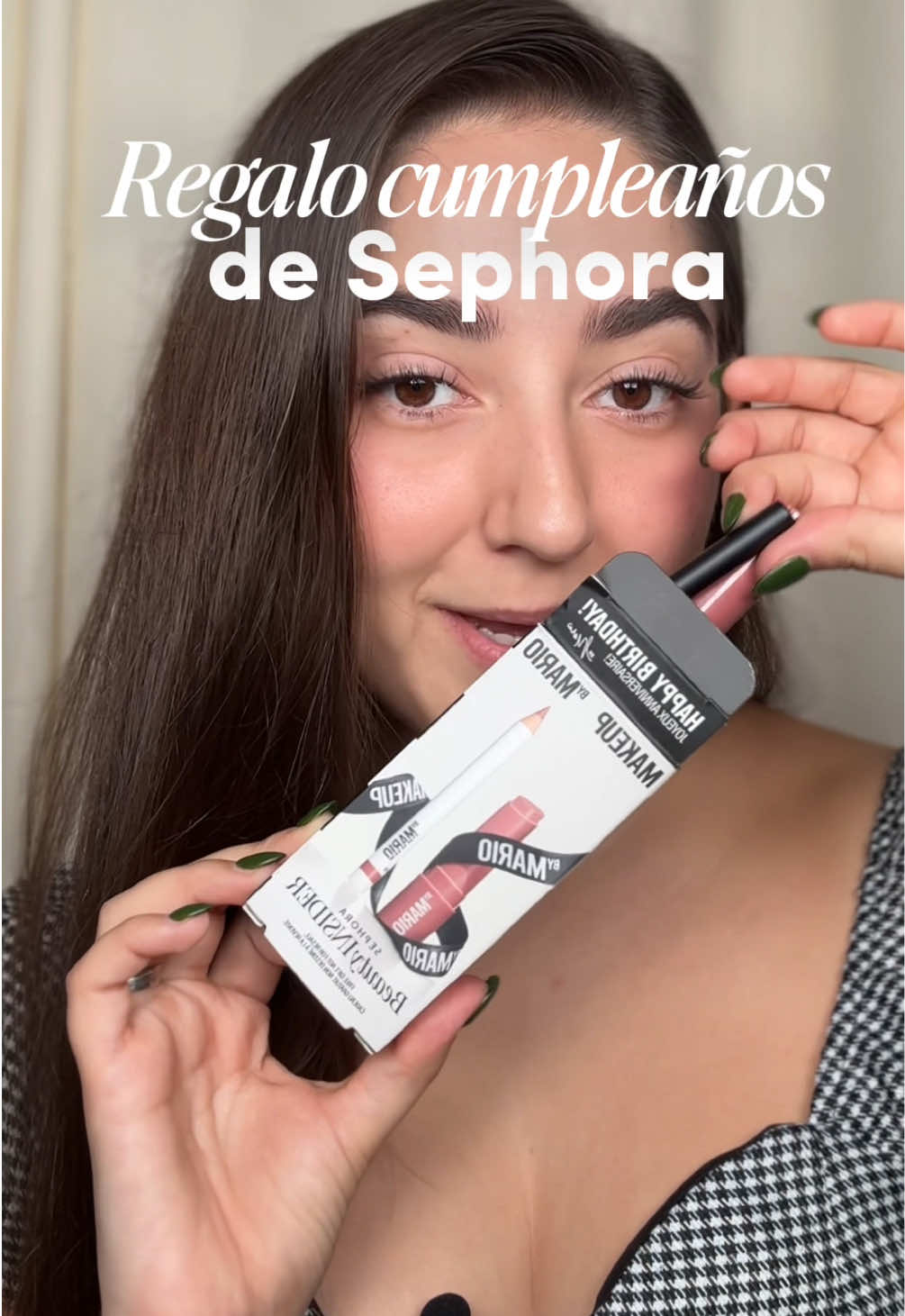 Meses después ando estrenando mi regalo de Sephora 👀 Yo lo elegí también había unos kits de Laneige y Huda pero moría por probar este labial de @Makeup By Mario ✨ #opinionespersonales #moistureglowplumpinglipserum #lip #sephora #regalocumpleaños 