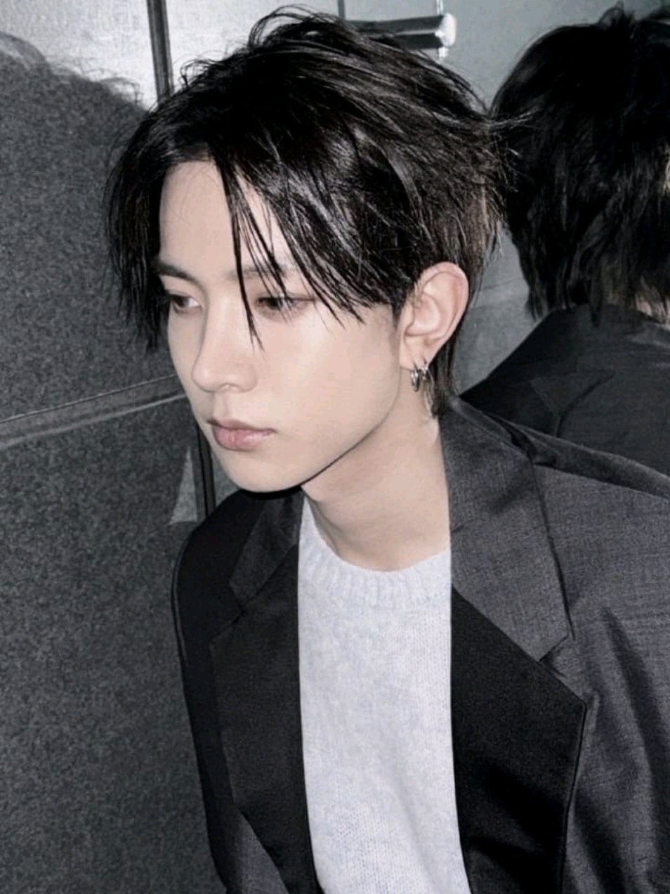 POV BAGIAN 1: Kamu selalu percaya hubungan panjang itu seperti tanaman: asal dirawat, disiram, dikasih cahaya… dia akan tumbuh sendiri. Nyatanya tidak sesederhana itu. Kamu dan Heeseung sudah pacaran sejak SMA. Dari hubungan polos yang berawal dari tukeran catatan pelajaran, sampai malam-malam video call saat LDR kuliah. Dia yang dulu selalu cerewet, protektif, dan gampang cemburu. Dia yang rela naik motor dari ujung kota ke kampusmu cuma buat ngambil jaket yang kamu lupakan. Dia yang pertama kali ngajarin kamu bedain “sayang” dan “butuh”. Dan kamu—kamu selalu berpikir kalian akan baik-baik saja. Siapa yang bisa merusak hubungan 7 tahun? Ternyata… seseorang bisa. Dan lebih menakutkannya lagi: 'bukan orang asing. Tapi seseorang dari masa lalu Heeseung sendiri.' --- Hari itu harusnya biasa saja. Sebuah mini-reuni SMA, di café kecil favorit kalian dulu. Kamu berdandan seadanya, Heeseung bilang kamu tetap cantik. Kalian jalan seperti biasa—dia menggandeng tanganmu, menanyakan apakah kamu sudah makan, menceritakan proyek musiknya. Semuanya terasa… normal. Sampai dia muncul. Perempuan dengan rambut hitam panjang, mata besar, dan suara yang entah kenapa langsung terasa familiar meski kamu tidak pernah bertemu dengannya. “Heeseung?” Heeseung spontan menoleh. Dan senyum yang muncul di wajahnya… Senyum itu beda. Hangat. Penuh. Tanpa ragu. “Ya ampun, Alessa?!” Kamu menatap mereka saling memeluk seperti dua orang yang tertinggal di masa lalu dan tiba-tiba ketemu di tempat yang tepat. Dia… memeluk perempuan itu. Di depanmu. Tanpa pikir panjang. Alessa menoleh ke arahmu, sopan, manis. “Hi, maaf ya, aku sahabat masa kecil Heeseung. Kita dulu gede bareng, tapi aku pindah kota.” Kamu tersenyum. Kamu sopan. Kamu mencoba mengerti. Tapi sesuatu di dadamu sudah terasa tidak nyaman sejak detik itu. --- Sejak pertemuan itu… semuanya berubah pelan-pelan. Nggak ada pertengkaran besar, nggak ada drama meledak-ledak. Hanya kebiasaan kecil yang hilang satu per satu. Heeseung yang dulu: - ngechat kamu pagi-pagi, “bangun sayang?” - kirim foto kegiatannya biar kamu nggak mikir aneh-aneh - selalu bilang “hati-hati ya, aku tunggu update kamu” Heeseung yang sekarang: - balas chat tiga jam sekali - alasan sibuk - telepon malam cuma 2 menit - dan lebih sering bilang “nanti aku kabarin” tanpa pernah ngabarin Awalnya kamu bilang ke diri sendiri: “Dia capek. Dia cuma lagi banyak kerjaan.” Tapi kamu bukan bodoh. Perempuan bisa merasakan ketika namanya nggak lagi jadi prioritas. Apalagi ketika suatu malam, temanmu ngasih kabar: “Aku lihat Heeseung barusan. Sama cewek yang waktu itu. Mereka ketawa bareng di café dekat studionya.” Dan itu pukul 11 malam. Waktu di mana Heeseung biasanya udah tidur sambil mepet kamu di telepon. Kamu duduk lama di kasur. Layar HP cuman nunjukin chat kamu yang belum dibaca: “Udah makan?” Jempolmu gemetar. Nggak ada bukti apa-apa. Nggak ada kata-kata yang salah. Nggak ada selingkuh yang jelas. Tapi sakitnya… sakit yang cuma bisa dirasakan pasangan yang tiba-tiba dikesampingkan. lanjutan dikomen! #heeseung #enhypen #pov #povau #justpov 