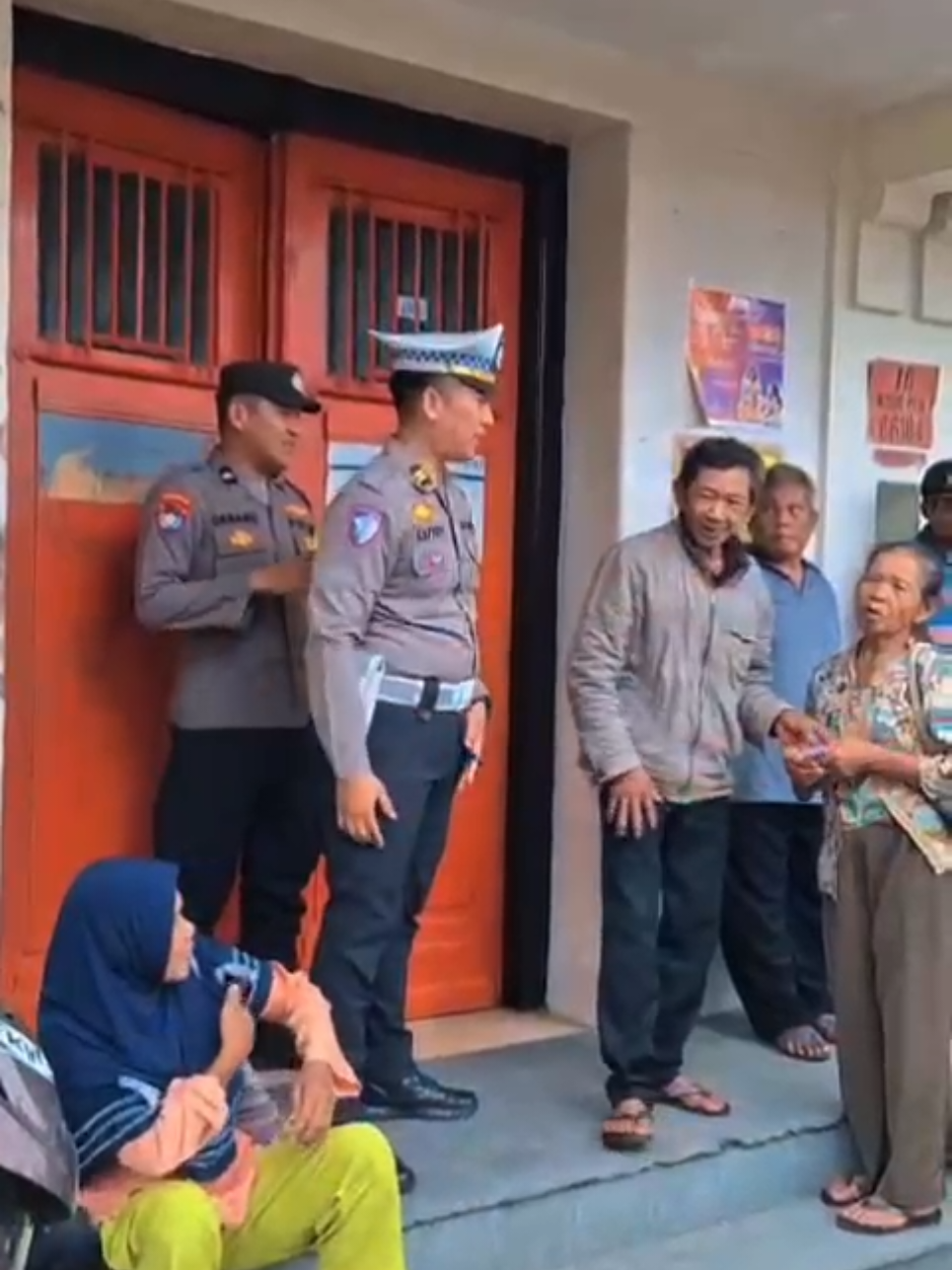 Anggota Polsek Wlingi dipimpin Kanit Lantas Polsek Wlingi Iptu Lutfi Prasetya, melaksanakan Pengamanan Giat bansos dari Kementrian Sosial RI di Kantor Pos Wlingi. #polripresisi  #polresblitar  #polsekwlingi  #bansos 